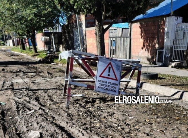 Vecinos de barrio Gaudi denuncian que quedó abandonada la obra de cloacas y sufren desbordes