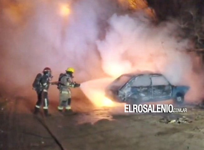 Bomberos sofocaron un incendio de automotor esta madrugada