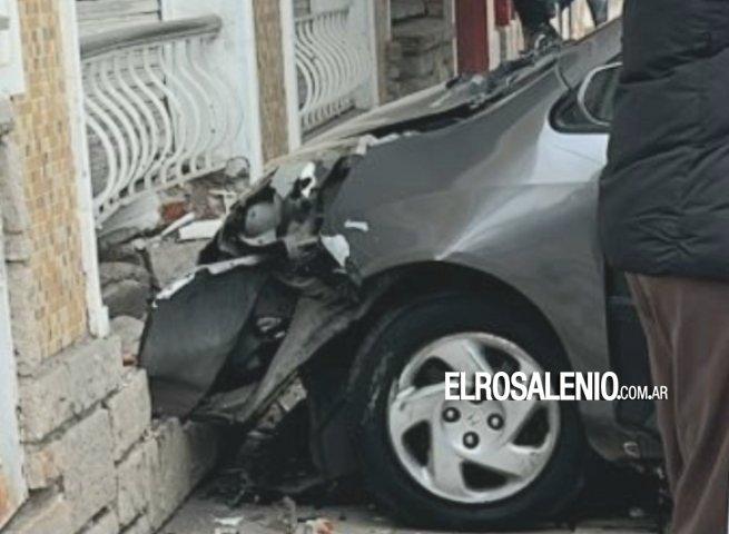 Auto fue embestido por camioneta y terminó contra la pared de una casa