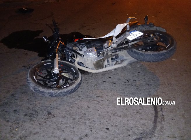 Dos jóvenes resultaron heridos tras un choque entre una moto y una camioneta