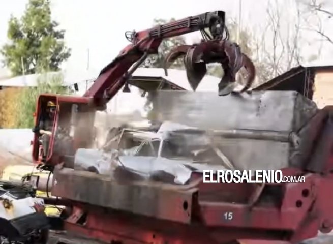 Fueron compactados vehículos de corralones municipales y otros donados a Bomberos