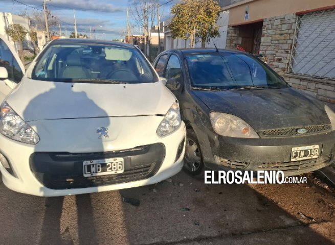  Chocó a un auto estacionado en calle Pedro Pico