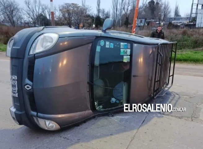 Un utilitario volcó tras chocar con una camioneta en la rotonda de Grünbein