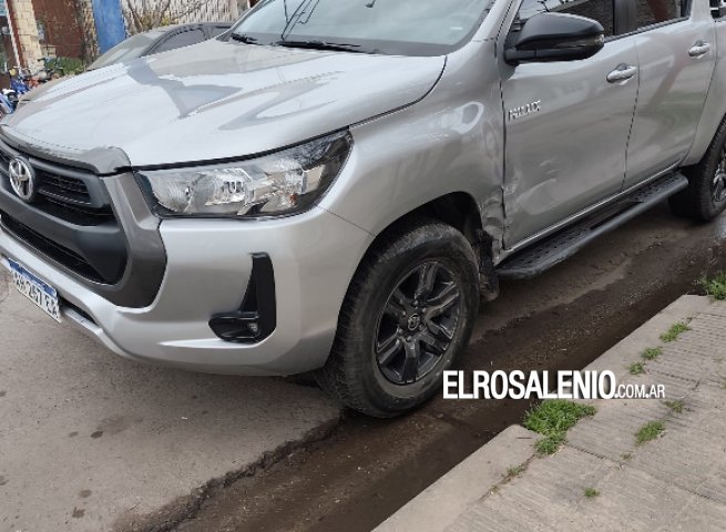 Dos vehículos chocaron cuando uno de ellos esquivaba una valla en Urquiza y Paso