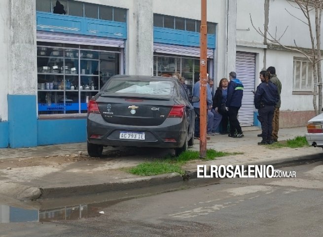 Dos vehículos chocaron cuando uno de ellos esquivaba una valla en Urquiza y Paso