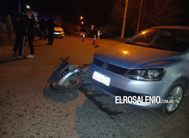 Chocaron una moto y un auto en la peligrosa esquina de Alem y Saavedra