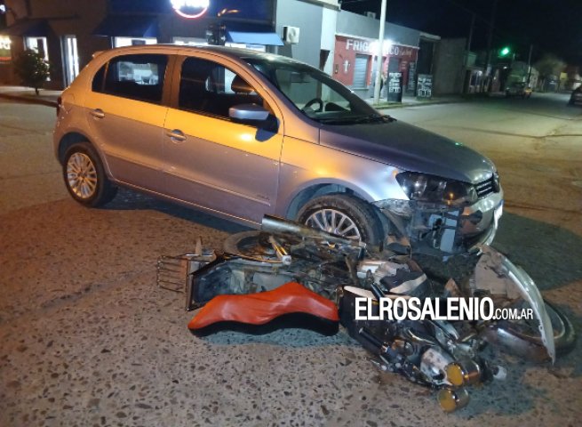 Chocaron una moto y un auto en la peligrosa esquina de Alem y Saavedra