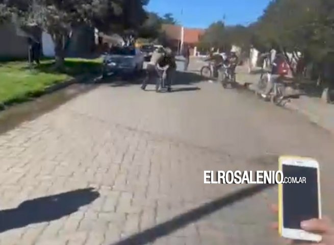 Golpean a una adolescente fuera de una escuela, lo graban y viralizan