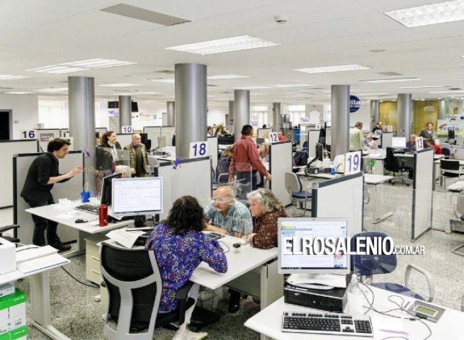 El Gobierno oficializó aumentos para estatales y un pago extraordinario de $80.000