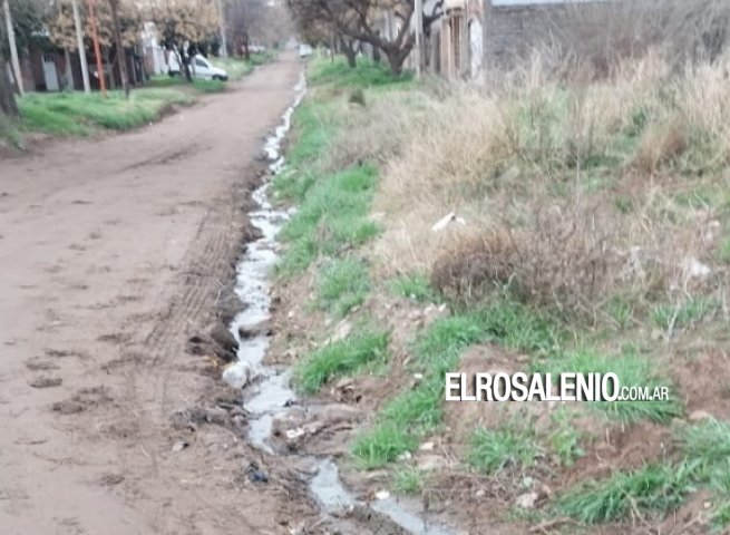 Piden intervención de ABSA y el Municipio por derrame cloacal en 14 cuadras en Nueva Bahía