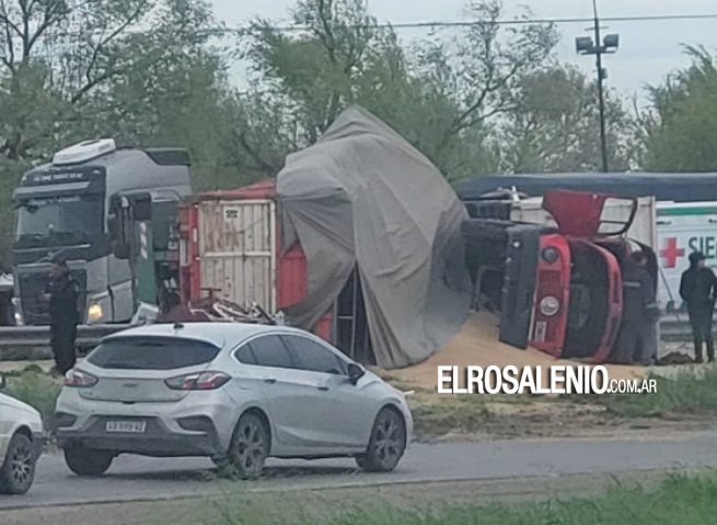Volcó un camión con cereal en la rotonda de Grünbein: el chofer quedó atrapado