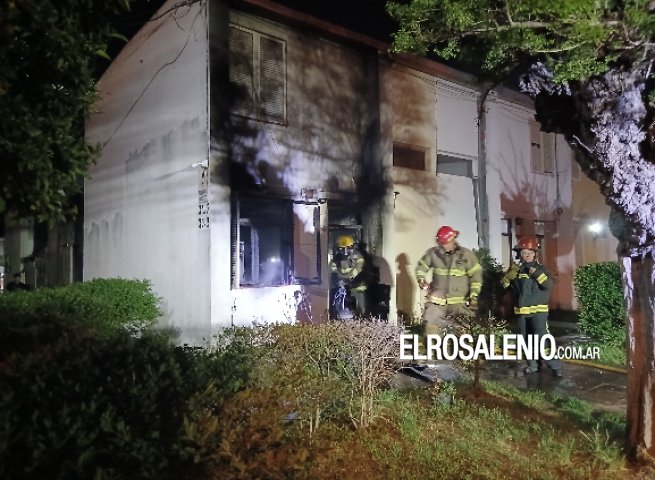 Un incendio de vivienda en Atepam III, dejó daños totales y un hombre hospitalizado