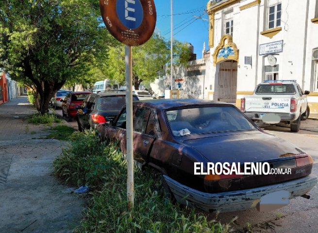 Retiran vehículos abandonados en la vía pública