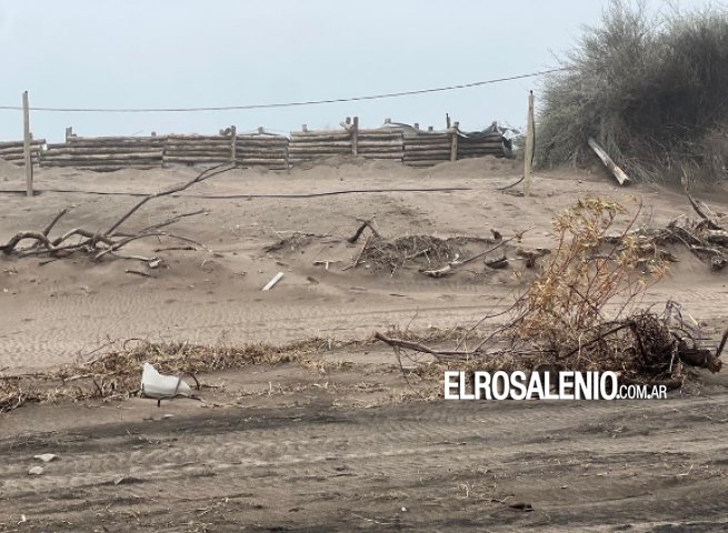 Vecinos de Pehuen Co reclaman que otros vecinos bloquearon una bajada a la playa con palos