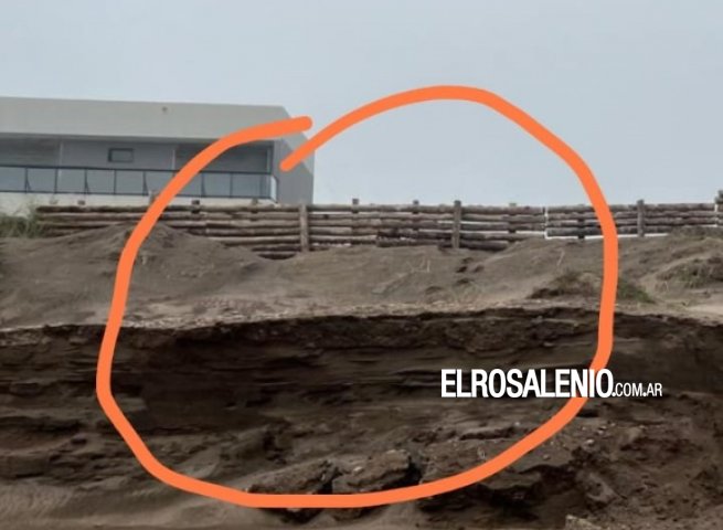 Vecinos de Pehuen Co reclaman que otros vecinos bloquearon una bajada a la playa con palos