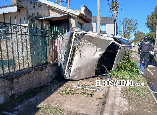 Perdió el control del auto y quedó volcado en la vereda