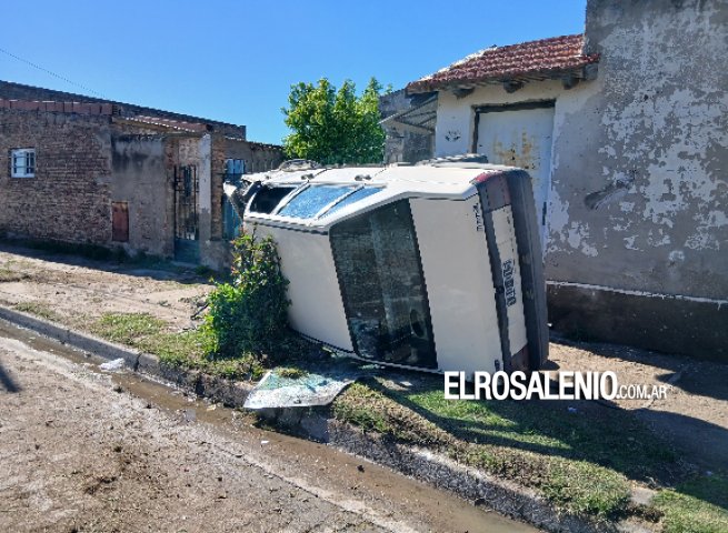 Perdió el control del auto y quedó volcado en la vereda
