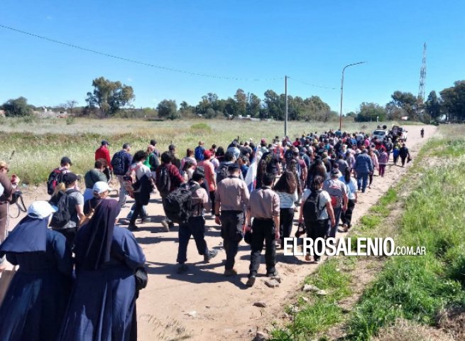 Cientos de peregrinos llegaron ayer hasta villa Arias