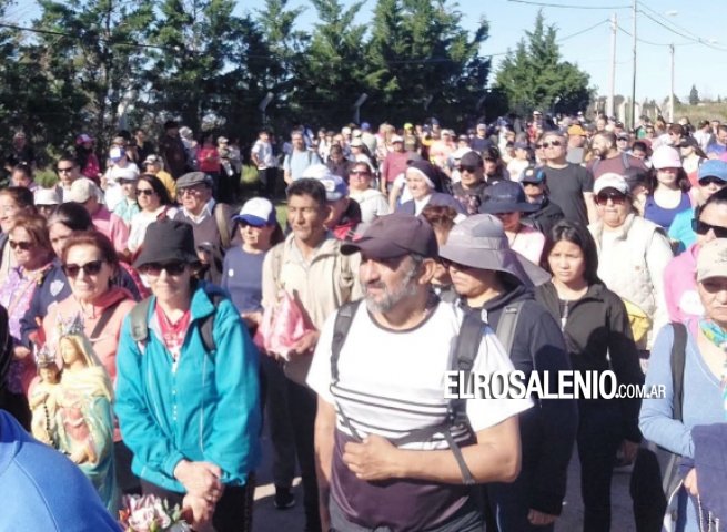Cientos de peregrinos llegaron ayer hasta villa Arias