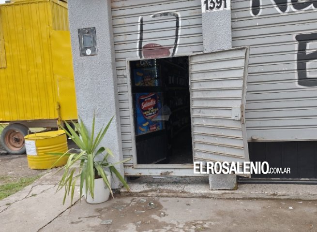 Roba dinero y botellas de whisky tras forzar la persiana de una vinoteca