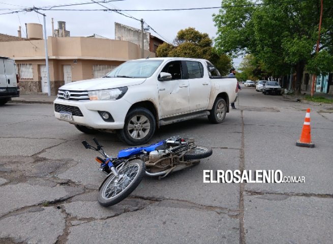Otro accidente en la mañana: una moto chocó contra una camioneta
