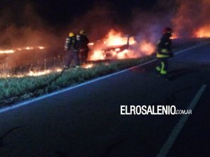 Un vehículo tomó fuego y provocó incendio de pastizales