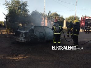 Un auto se incendió en Villa Arias 