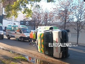Volcó una ambulancia que llevaba un paciente en emergencia