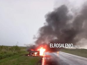 Un incendio destruyó un auto que circulaba por la ruta