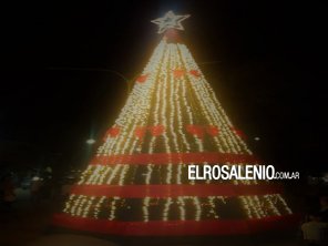 Se realizó la tradicional iluminación del árbol de navidad en la Plaza Belgrano