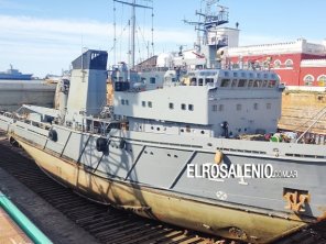El aviso ARA Puerto Argentino realiza tareas de mantenimiento en Puerto Belgrano
