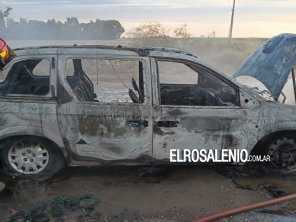 Un automóvil terminó destruido por el fuego