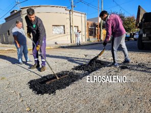 El Municipio realiza tareas de bacheo en calles Humberto y Roca