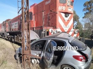 Un auto chocó con una locomotora en un paso a nivel del barrio Centenario