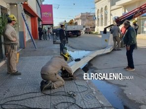 Un camión que transportaba una retroexcavadora volteó un cartel en pleno centro