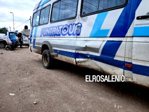 Accidente entre moto y vehículo de transporte escolar