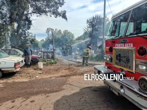 Incendio en un depósito de chatarra y cartones, en el camino a Villa del Mar
