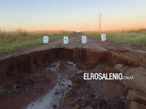 Vecinos señalizan con bidones un zanjón en el camino corto a Pehuen Co