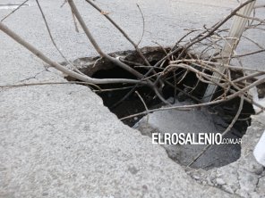 Preocupación por un importante hundimiento del asfalto en una esquina céntrica