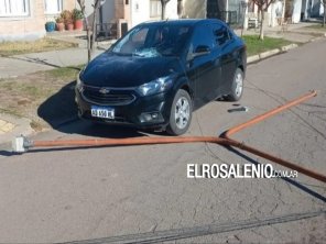 Tornquist: una columna de alumbrado cayó sobre un auto