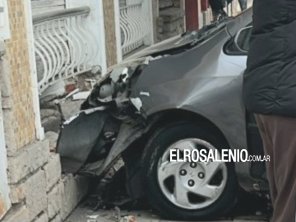 Auto fue embestido por camioneta y terminó contra la pared de una casa