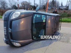 Un utilitario volcó tras chocar con una camioneta en la rotonda de Grünbein