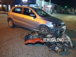 Chocaron una moto y un auto en la peligrosa esquina de Alem y Saavedra
