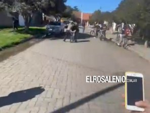 Golpean a una adolescente fuera de una escuela, lo graban y viralizan