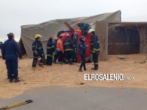 Volcó un camión con cereal en la rotonda de Grünbein: el chofer quedó atrapado