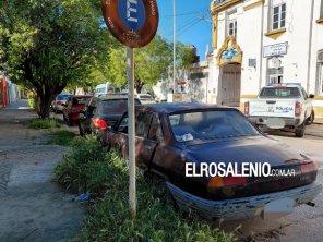 Retiran vehículos abandonados en la vía pública