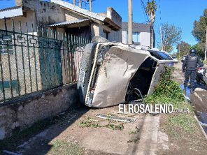 Perdió el control del auto y quedó volcado en la vereda