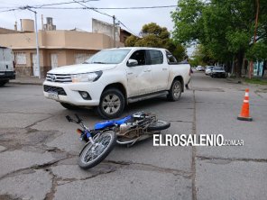 Otro accidente en la mañana: una moto chocó contra una camioneta