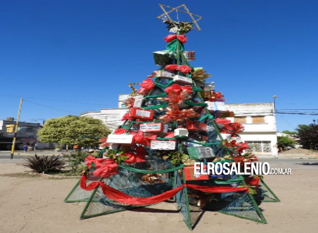 La Plaza Belgrano cuenta con su árbol navideño ecológico 