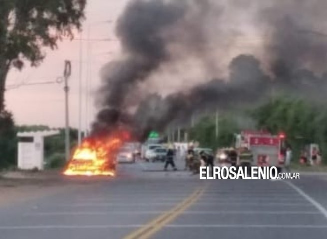 Las llamas consumieron un remis a la salida de Villa Arias